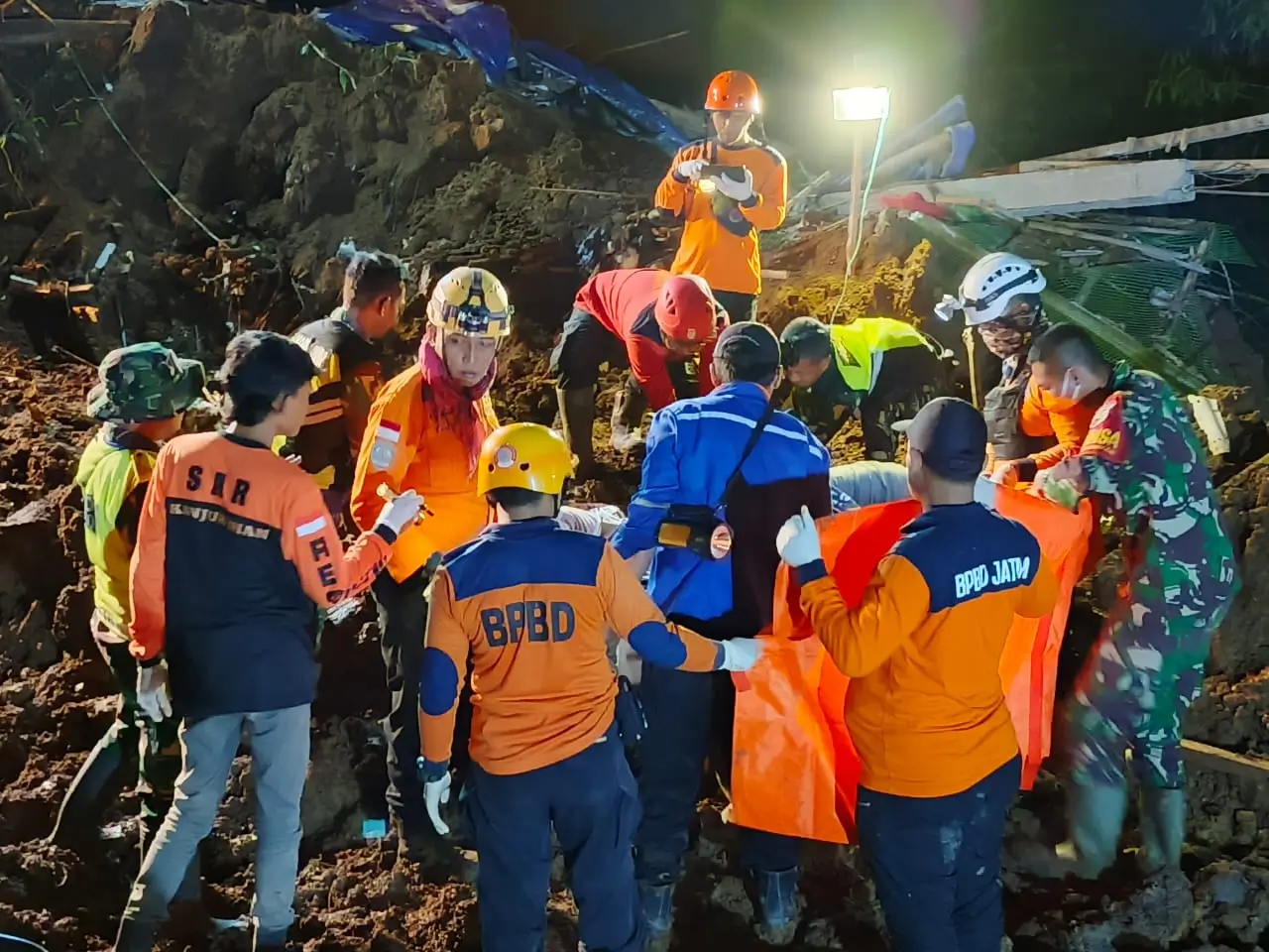 Dua Orang Meninggal Dunia Akibat Tertimbun Tanah Longsor di Kabupaten Blitar